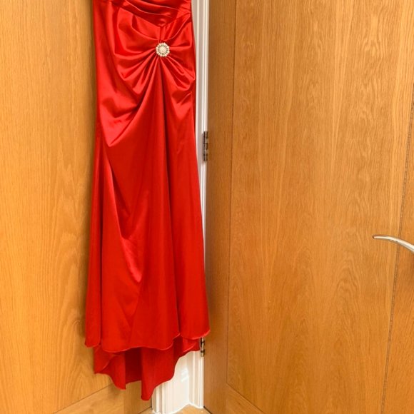 DAZZLING RED SATIN TYPE STRAPLESS EVENING BALL GOWN WITH RHINESTONE BROOCH - Picture 2 of 4